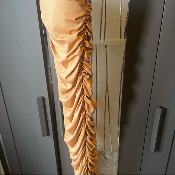 Oh Polly
Keep it Simple
Ruched
Midaxi Dress
Size 2 - Picture 3 of 9